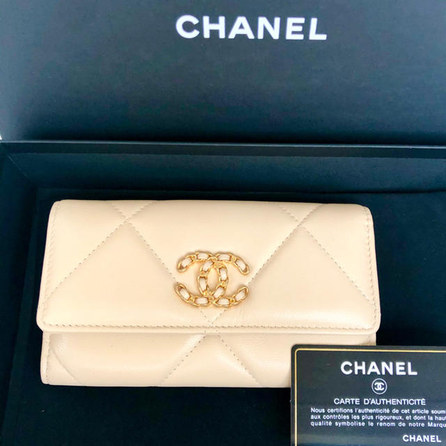 CHANEL(シャネル)の★未使用/美品★ シャネル フラップウォレット 19 長財布 アイボリー レディースのファッション小物(財布)の商品写真