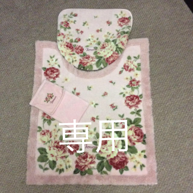 Fiorucci - トイレマット 蓋カバー ペーパーホルダー セットの通販 by