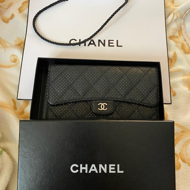 CHANEL(シャネル)のCHANEL シャネル マトラッセ パンチング レザー　三つ折り 長財布 黒 レディースのファッション小物(財布)の商品写真