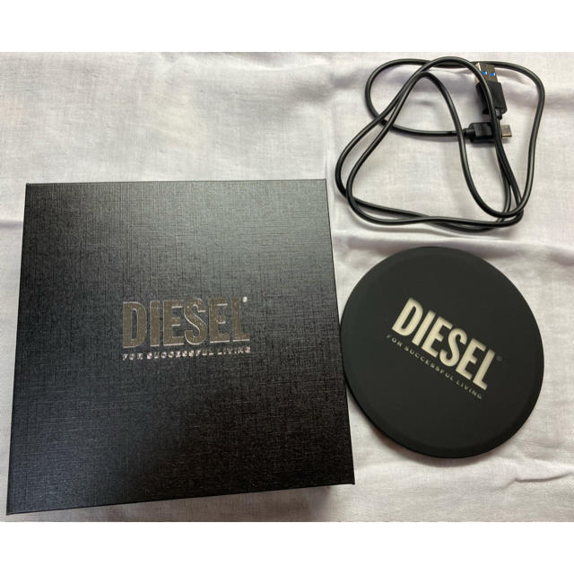 DIESEL(ディーゼル)のDIESEL Qi ワイヤレスバッテリー  スマホ/家電/カメラのスマートフォン/携帯電話(バッテリー/充電器)の商品写真