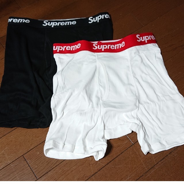 Supreme(シュプリーム)のシュプリーム ボクサーブリーフ 白1枚・黒1枚セット メンズのアンダーウェア(ボクサーパンツ)の商品写真