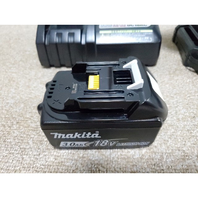 Makita(マキタ)のマキタ 充電式ファン CF102D フルセット スマホ/家電/カメラの冷暖房/空調(扇風機)の商品写真