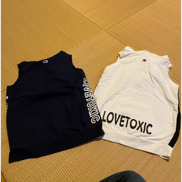 lovetoxic(ラブトキシック)のチャンピオンとラブトキコラボパーカー２点セット キッズ/ベビー/マタニティのキッズ服女の子用(90cm~)(Tシャツ/カットソー)の商品写真
