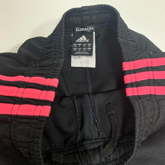 adidas(アディダス)のアディダス　ハーフパンツ　黒ピンク　140 キッズ/ベビー/マタニティのキッズ服女の子用(90cm~)(パンツ/スパッツ)の商品写真