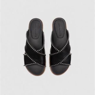 ザラ(ZARA)のZARA スタッズフラットサンダル(サンダル)