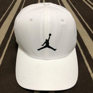 ナイキ(NIKE)のナイキ ジョーダン JORDANクラシックキャップ ホワイト×ブラック スナップ(キャップ)