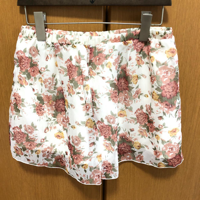 MISCH MASCH(ミッシュマッシュ)の未使用ミッシュマッシュ　花柄ショートパンツ38 レディースのパンツ(ショートパンツ)の商品写真