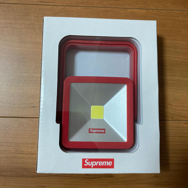 Supreme(シュプリーム)の18aw supreme magnetic kickstand light インテリア/住まい/日用品のライト/照明/LED(テーブルスタンド)の商品写真