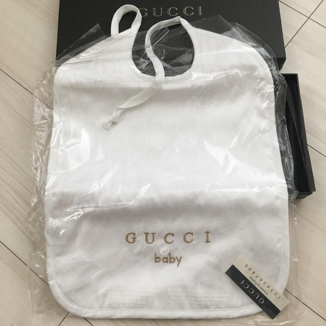 Gucci(グッチ)の新品未開封・箱付き★GUCCI スタイ★ キッズ/ベビー/マタニティのこども用ファッション小物(ベビースタイ/よだれかけ)の商品写真