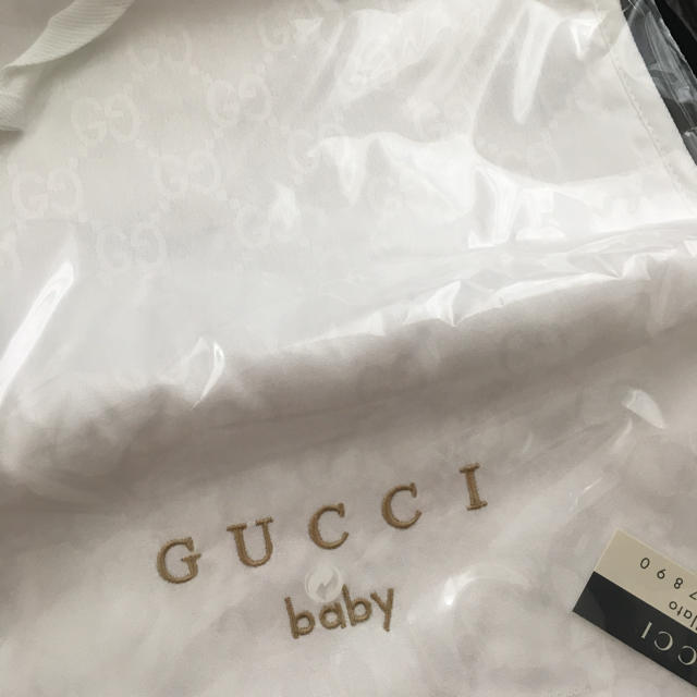 Gucci(グッチ)の新品未開封・箱付き★GUCCI スタイ★ キッズ/ベビー/マタニティのこども用ファッション小物(ベビースタイ/よだれかけ)の商品写真