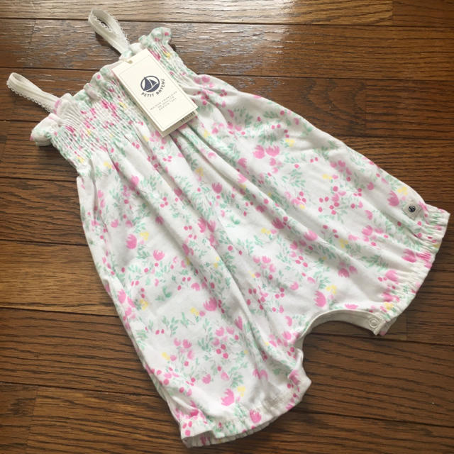 PETIT BATEAU(プチバトー)の新品(6m/67㎝)■プチバトー/PETITBATEAU■花柄ロンパース キッズ/ベビー/マタニティのベビー服(~85cm)(ワンピース)の商品写真