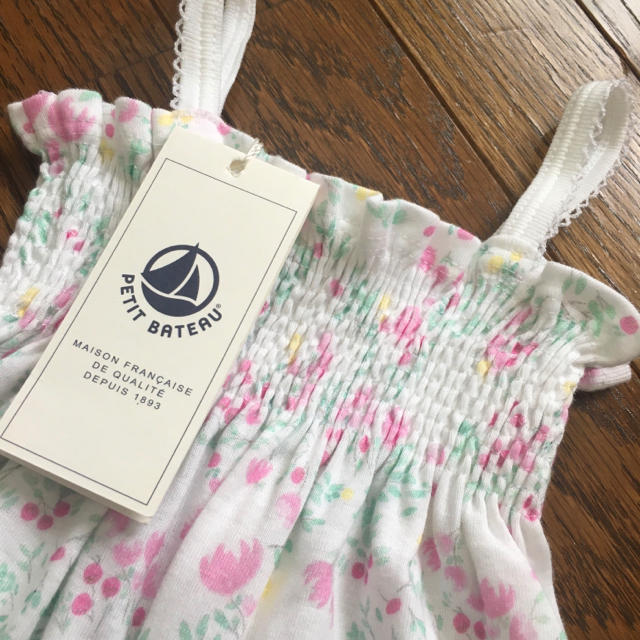 PETIT BATEAU(プチバトー)の新品(6m/67㎝)■プチバトー/PETITBATEAU■花柄ロンパース キッズ/ベビー/マタニティのベビー服(~85cm)(ワンピース)の商品写真