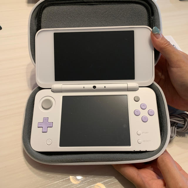 ニンテンドー2DS(ニンテンドー2DS)のNintendo ゲーム機本体 NEW ニンテンドー 2DS LL ホワイト/ラ エンタメ/ホビーのゲームソフト/ゲーム機本体(携帯用ゲーム機本体)の商品写真