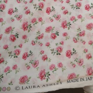 ローラアシュレイ(LAURA ASHLEY)のローラアシュレイ　セイディ　生地　レッド　綿ローン(生地/糸)