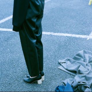 サンシー(SUNSEA)のstein 19aw fake leather trousers(スラックス)