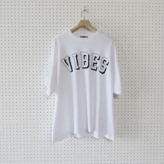 イズネス(is-ness)のis-ness N-S JOHN 別注　tシャツ ホワイト(Tシャツ/カットソー(半袖/袖なし))