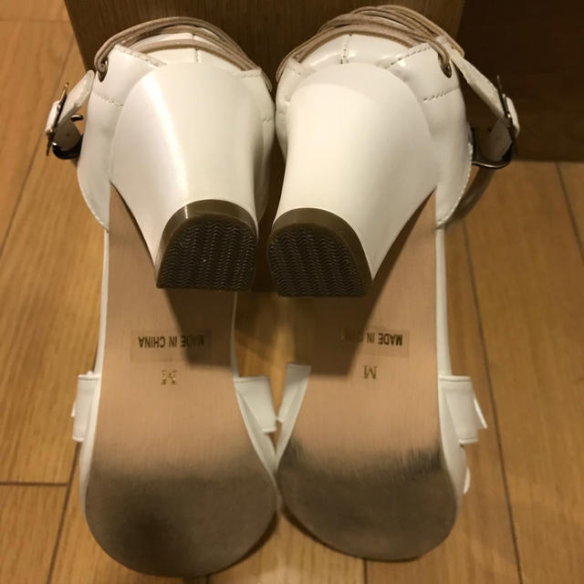 axes femme(アクシーズファム)の847様専用  カメオ付き白サンダル レディースの靴/シューズ(サンダル)の商品写真