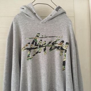 ステューシー(STUSSY)のstussy 迷彩 ロゴ プルオーバー パーカー グレー(パーカー)