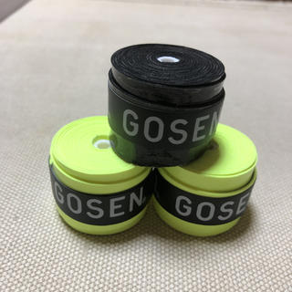 ゴーセン(GOSEN)のGOSENグリップテープ フラッシュイエロー2個と黒1個(バドミントン)
