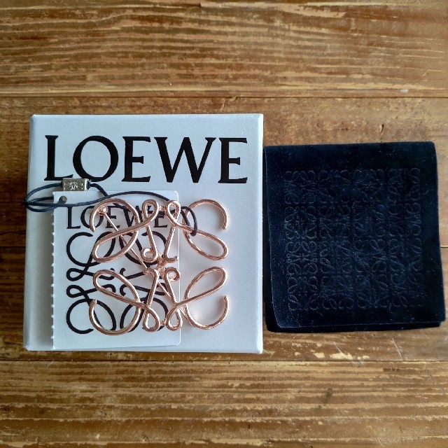LOEWE(ロエベ)のLOEWE ロエベ 大人気 正規品アナグラム ブローチ ピン ロゴ ローズ レディースのアクセサリー(ブローチ/コサージュ)の商品写真
