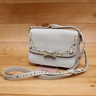 ミュウミュウ(miumiu)の正規品【なかなか綺麗】miumiu スタッズ ショルダーバッグ (ショルダーバッグ)