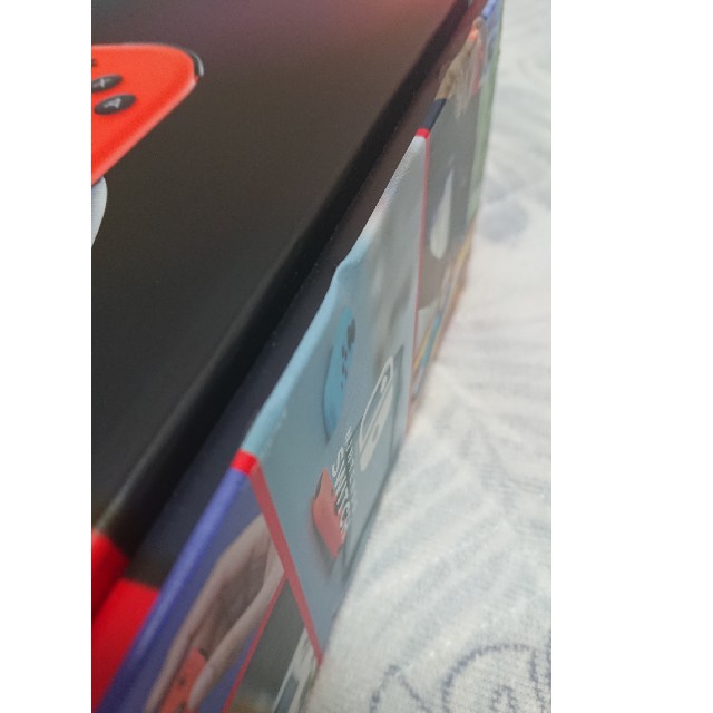 Nintendo Switch(ニンテンドースイッチ)の【新品・未開封】Nintendo Switch 箱凹みあり エンタメ/ホビーのゲームソフト/ゲーム機本体(家庭用ゲーム機本体)の商品写真