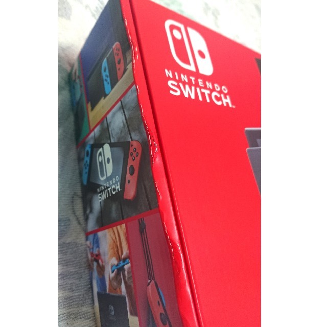 Nintendo Switch(ニンテンドースイッチ)の【新品・未開封】Nintendo Switch 箱凹みあり エンタメ/ホビーのゲームソフト/ゲーム機本体(家庭用ゲーム機本体)の商品写真