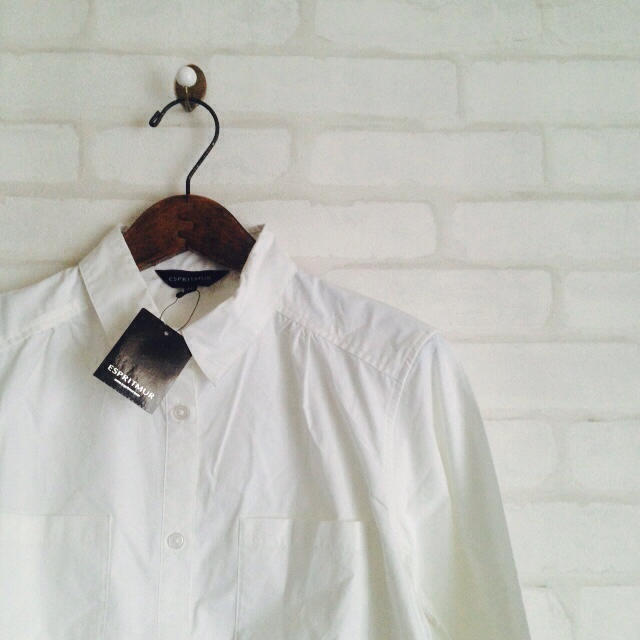 白シャツ ブラウス 新品 レディースのトップス(シャツ/ブラウス(長袖/七分))の商品写真