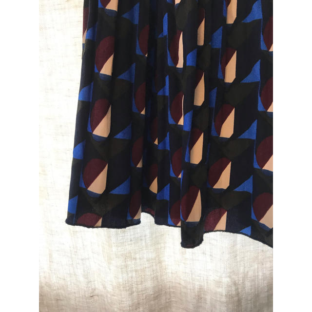 幾何学模様プリーツロングスカート 黒、紺系 レディースのスカート(ロングスカート)の商品写真