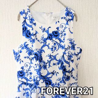 フォーエバートゥエンティーワン(FOREVER 21)のFOREVER21　美品　ノースリーブトップス　青い花柄(カットソー(半袖/袖なし))