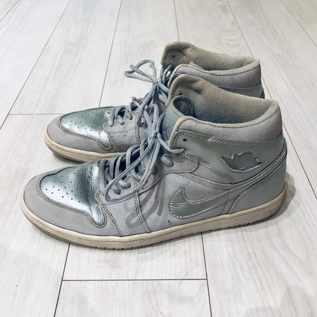 NIKE(ナイキ)の最終セール☆Nike AirJordan1 mid シルバー 29.5cm メンズの靴/シューズ(スニーカー)の商品写真