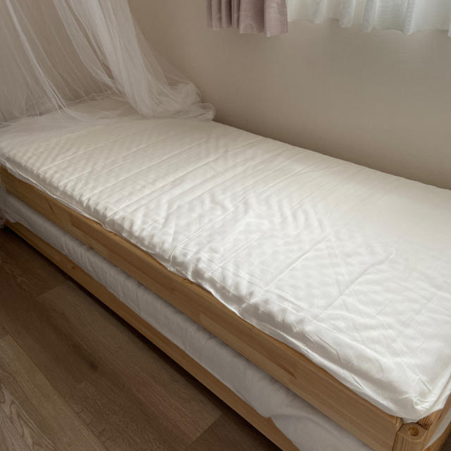 IKEA(イケア)のUTÅKER ウトーケル　イケアのベッド インテリア/住まい/日用品のベッド/マットレス(シングルベッド)の商品写真