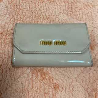 ミュウミュウ(miumiu)のMIUMIU キーケース ✩ エナメル ベージュ(キーケース)