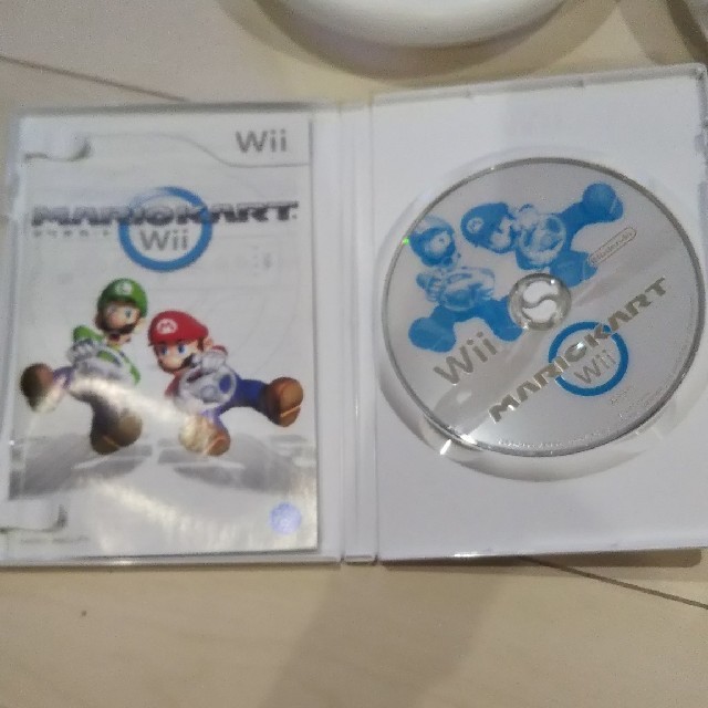 Wii(ウィー)のマリオカート、ハンドル3個セット エンタメ/ホビーのゲームソフト/ゲーム機本体(家庭用ゲームソフト)の商品写真