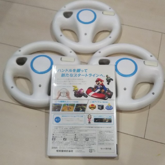 Wii(ウィー)のマリオカート、ハンドル3個セット エンタメ/ホビーのゲームソフト/ゲーム機本体(家庭用ゲームソフト)の商品写真