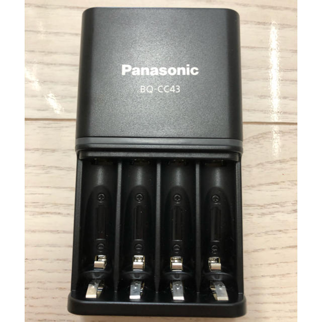 Panasonic(パナソニック)の【新品】Panasonic eneloopエネループ 充電器　BQ-CC43 スマホ/家電/カメラの生活家電(変圧器/アダプター)の商品写真