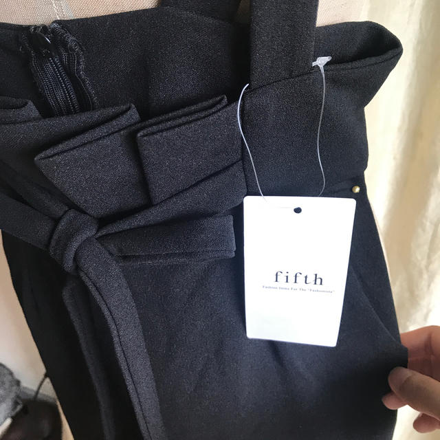 fifth(フィフス)の新品未着用　fifth サロペットパンツ　black レディースのパンツ(サロペット/オーバーオール)の商品写真