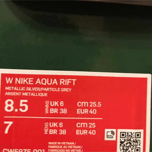 NIKE(ナイキ)のAQUA RIFT アクアリフト　シルバー　25.5cm レディースの靴/シューズ(サンダル)の商品写真