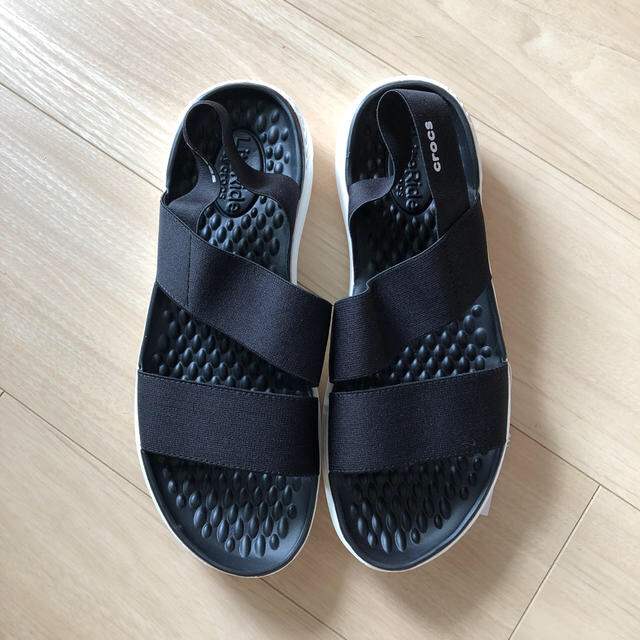 crocs(クロックス)のcrocs 広瀬すずさん着用モデル日産までお値下げ！ レディースの靴/シューズ(サンダル)の商品写真