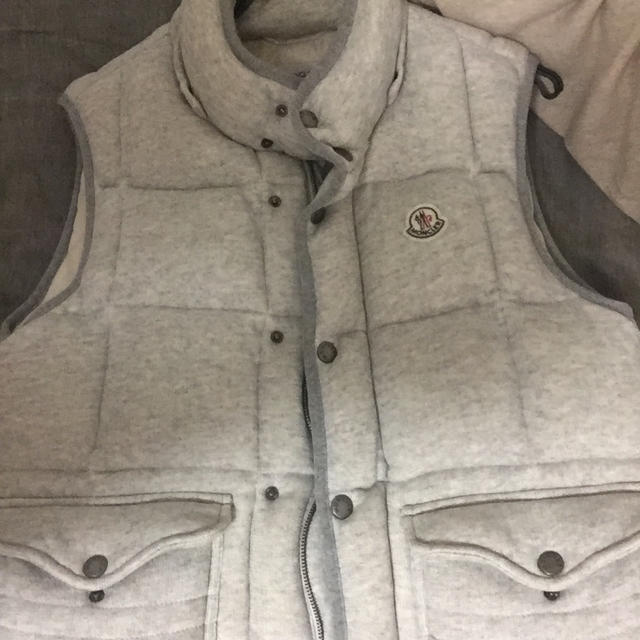 MONCLER(モンクレール)のモンクレール  ダウンベスト 国内正規品 週末限定値下げ メンズのジャケット/アウター(ダウンベスト)の商品写真