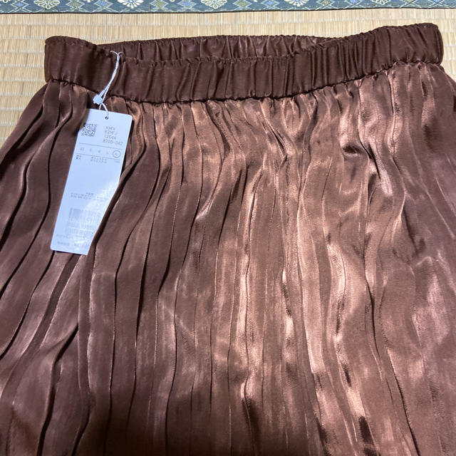 a.v.v(アーヴェヴェ)のサテンプリーツスカート レディースのスカート(ひざ丈スカート)の商品写真