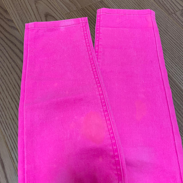 H&M(エイチアンドエム)のH&M DIVIDED 蛍光ピンクのパンツ レディースのパンツ(スキニーパンツ)の商品写真