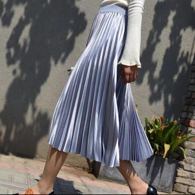 Ameri VINTAGE(アメリヴィンテージ)のインポート   サテン プリーツ スカート  silver Blue 残り1点 レディースのスカート(ロングスカート)の商品写真