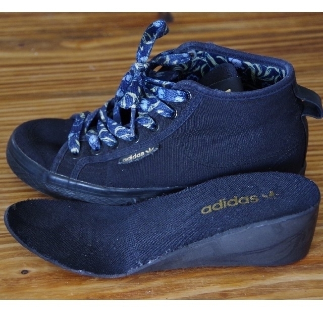 Original(オリジナル)のadidas originals インヒールスニーカー 22.5cm 黒 レディースの靴/シューズ(スニーカー)の商品写真