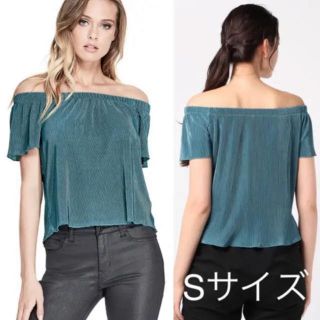 ゲス(GUESS)のGUESS オフショルダー トップス グリーン 【Sサイズ】(カットソー(半袖/袖なし))