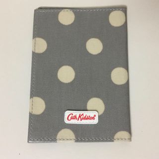 キャスキッドソン(Cath Kidston)のキャスキッドソン　ドット　グレー　パスポートケース　パスケース　海外　旅行　空港(旅行用品)