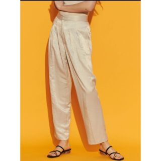 ザラ(ZARA)のサテンパンツ　テーパードパンツ　ベージュ　ジェギンス　ジョガー　光沢　ZARA(カジュアルパンツ)