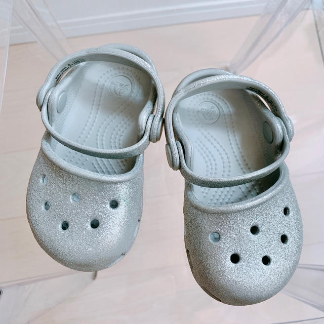 crocs(クロックス)のあずさん専用✨クロックスラメシルバー14.0cm相当★C6 キッズ/ベビー/マタニティのベビー靴/シューズ(~14cm)(サンダル)の商品写真