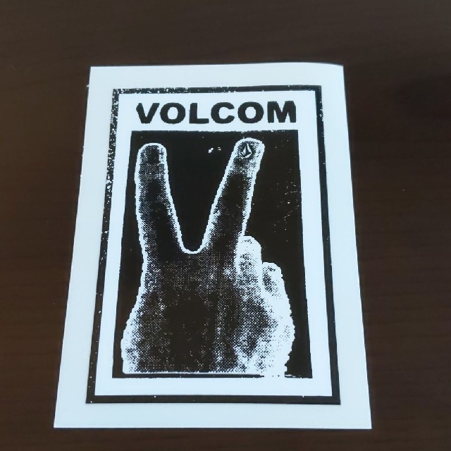 volcom(ボルコム)の(縦9.5cm横6.8cm)ＶＯＬＣＯＭ ステッカー スポーツ/アウトドアのスポーツ/アウトドア その他(その他)の商品写真