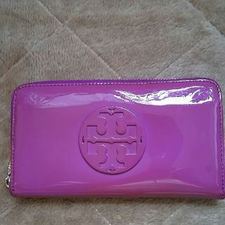 トリーバーチ(Tory Burch)のトリーバーチエナメル長財布。パープル。(財布)